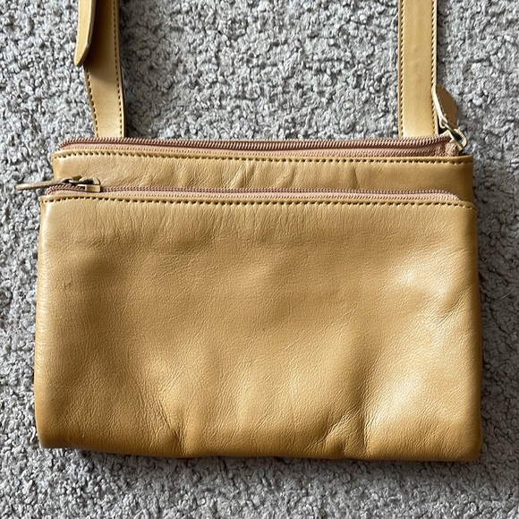 Amanda Smith Crossbody Bag - Picture 2 of 6